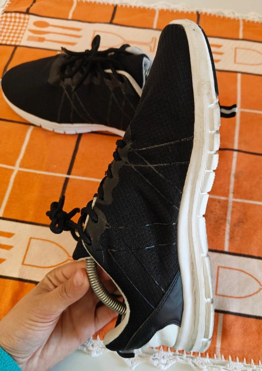 Comfortabele sneakers met een modern design – photo 3